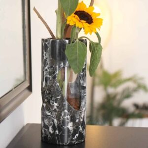 Nura Vase