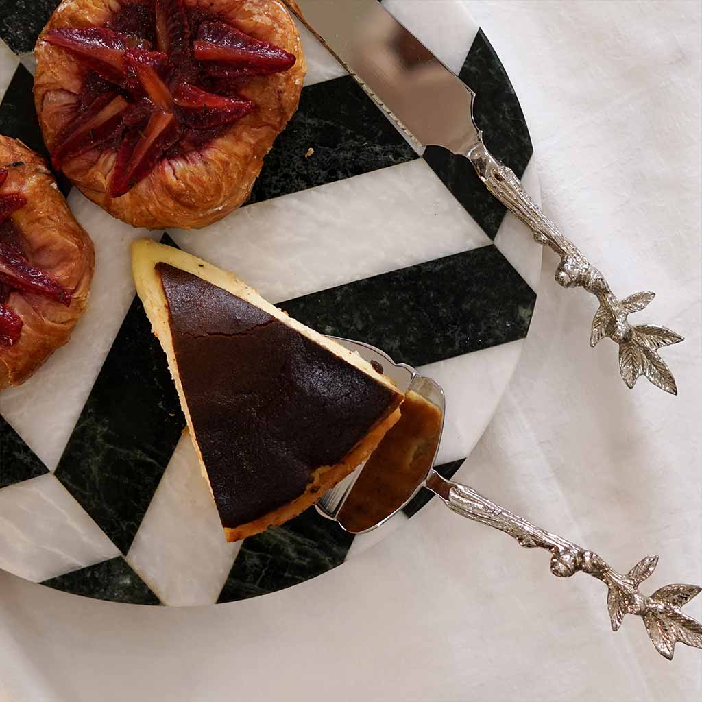 Flora-Cake-Knife-Lifestyle.jpg